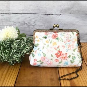 Metal Frame Kiss Lock Clutch/Wristlet-White Floral